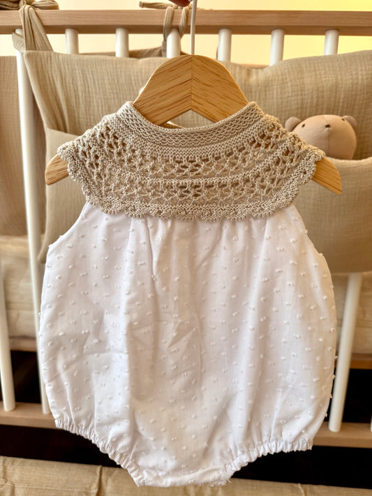 Ranita Blanca con cuello tejido